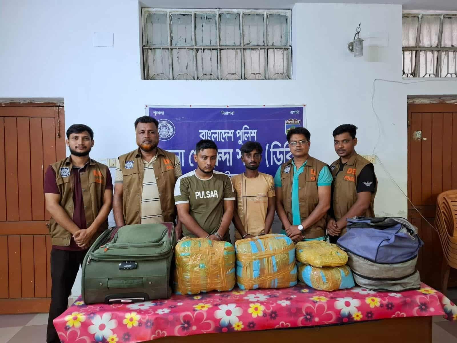 নাটোরে ডিবির অভিযানে ১১ কেজি গাঁজাসহ দুই মাদক ব্যবসায়ী গ্রেফতার